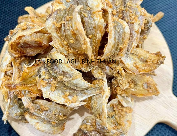 Cá Đù Cháy Tỏi Lagi Bình Thuận – Hương Vị Biển Khơi Đậm Đà